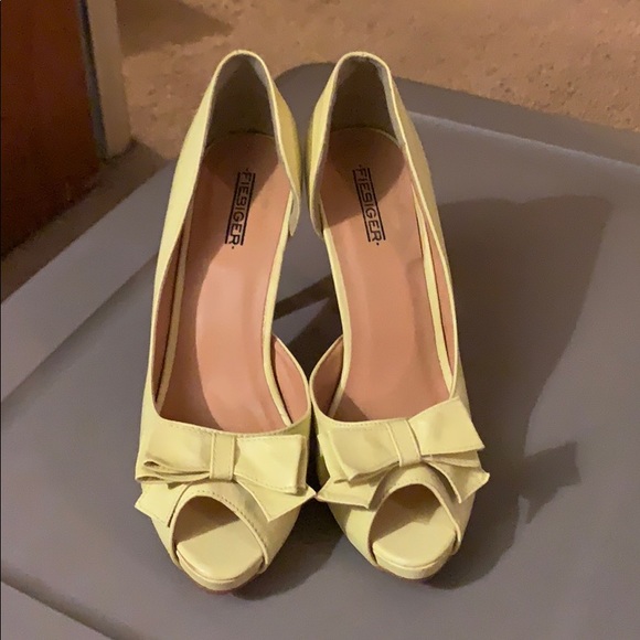 Yellow peep toe heels with bow - Picture 1 of 4
